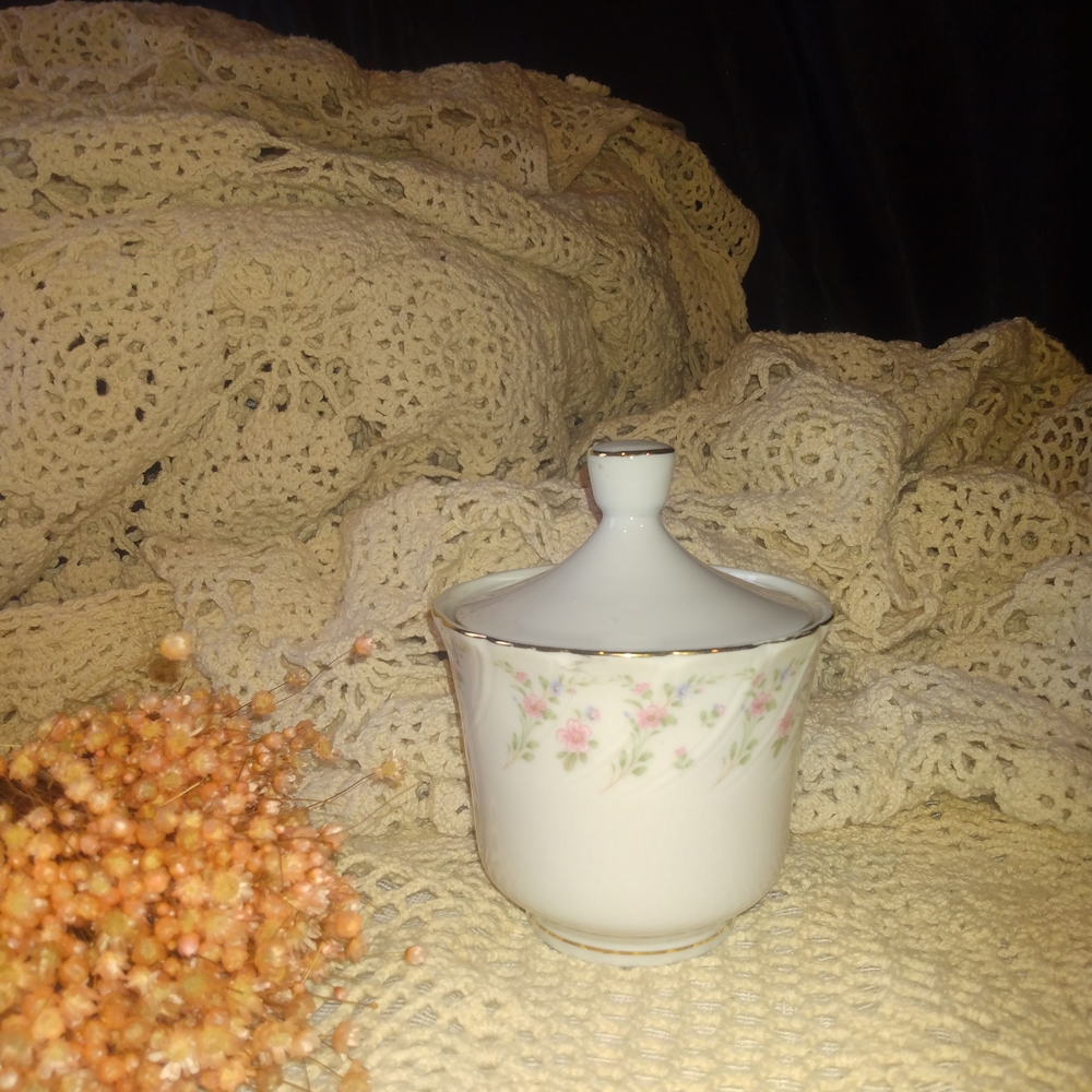 Vintage Floral Serveware with Lid - White and Pink